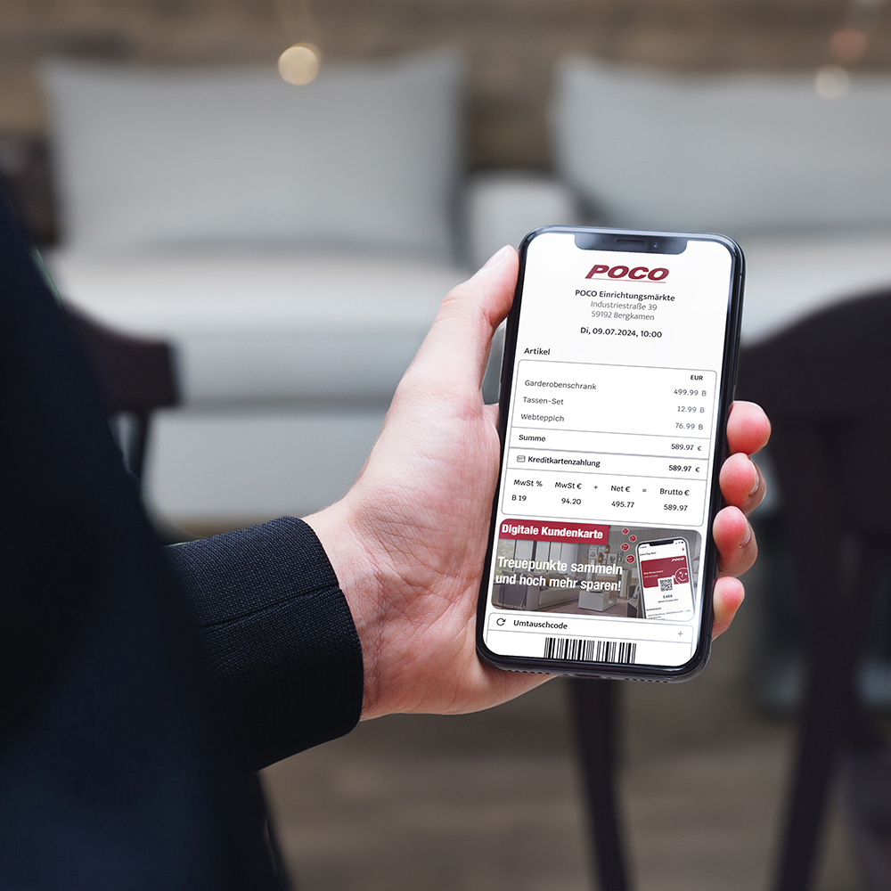 Kunde hält Handy mit digitalem Kassenbon von POCO