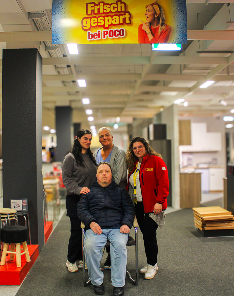 Der POCO-Markt Eschborn schenkt der Lebenshilfe Eschborn sechs Stühle für Haus Trappen.
