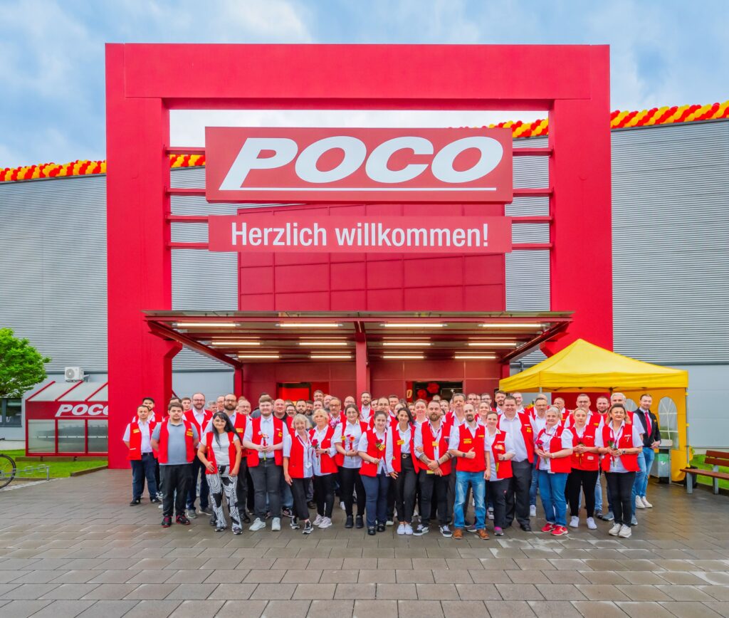 Eingang und Team des POCO-Markts Augsburg 2